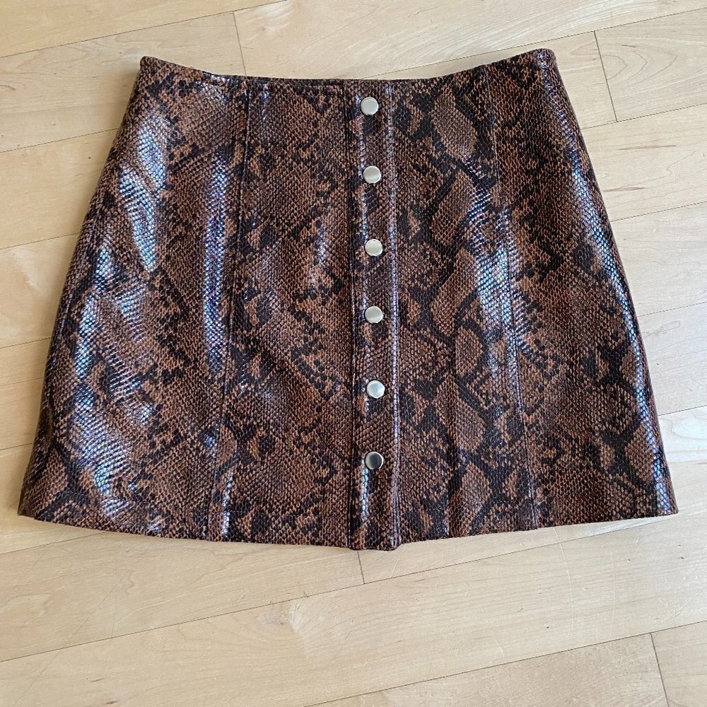 ASTR BNWT snake print front snap mini skirt S NWT - image 3